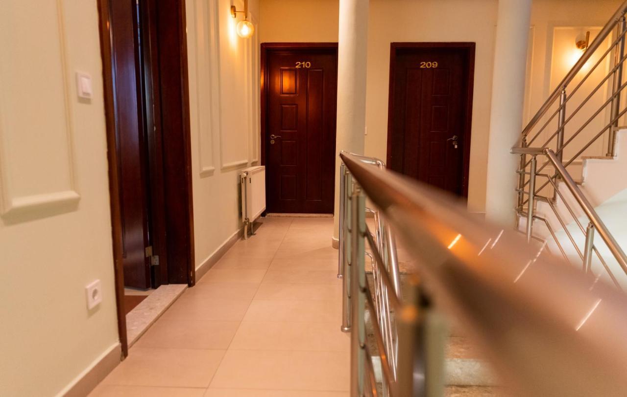 Hotel United Prishtine Bagian luar foto